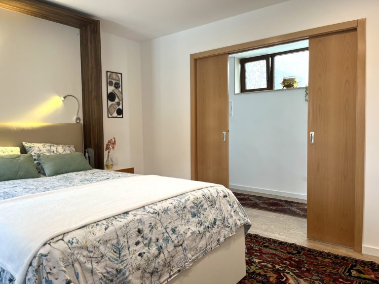 10-Quarto cama com corredor