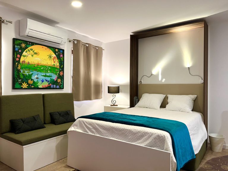 5-Sala cortinas fechadas cama frente