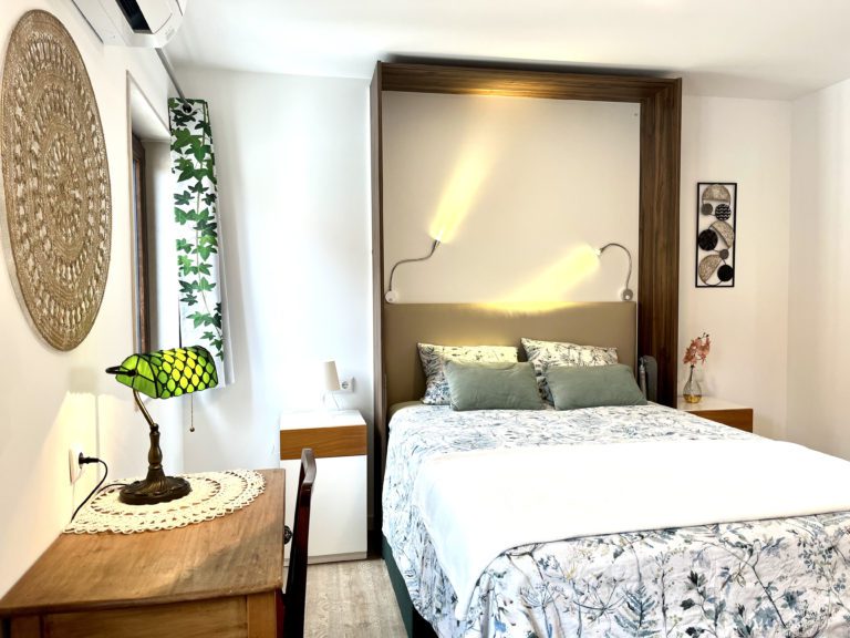 9-Quarto dia cama e abajur verde